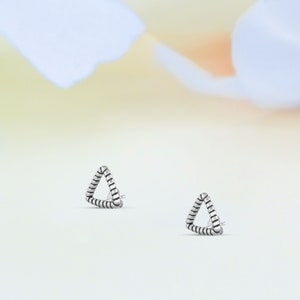 Boucles d'oreilles à tige en argent sterling 925 minuscules de 10 mm Piercing deuxième trou petit Triangle image 5