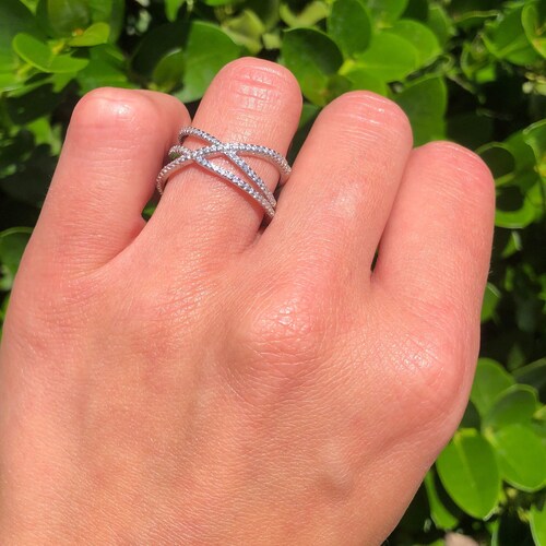 Bague en argent sterling entrecroisée avec pavé CZ simulé