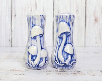 Set di sale e pepe con funghi di Arnel vintage 3D dipinto a mano in argilla ceramica bianca blu / arredamento da cucina eclettico retrò degli anni '70 / regalo