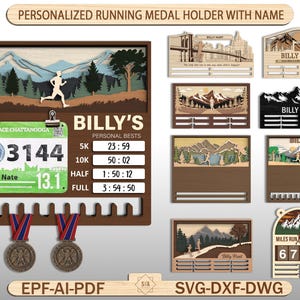 Op de afbeelding: Een gepersonaliseerde houten medaillehouder voor hardlopers met de tekst "PERSONALIZED RUNNING MEDAL HOLDER WITH NAME". De houder heeft een berglandschap, een hardloperssilhouet en ruimte voor medailles. Inclusief startnummer en persoonlijke records.