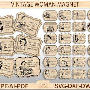 Könnte beinhalten: Eine Sammlung von Holzmagneten im Vintage-Stil mit humorvollen Zitaten und Retro-Illustrationen von Frauen. Die Magnete zeigen Sätze wie "Messy? No, it's a customized chaos" und "I'm not rude, I just speak fluent sarcasm."