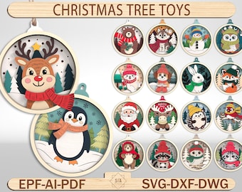 Puede incluir: Adornos de árbol de Navidad de madera con varios diseños de animales de invierno, incluyendo un reno, un pingüino, un oso y un zorro. Los adornos son redondos con un marco de madera clara y están decorados con detalles coloridos. El texto "CHRISTMAS TREE TOYS" está en la parte superior.