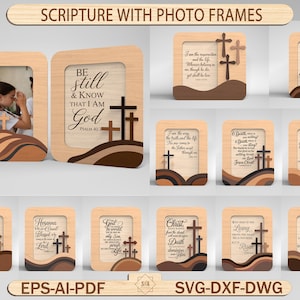 Puede incluir: Marcos de fotos de madera con escrituras y diseños de cruces. Un marco muestra una foto de una persona, mientras que otros presentan versículos bíblicos. Los marcos tienen un acabado de madera clara con detalles marrones en capas y cruces.