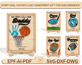 Puede incluir: Cinco diseños diferentes de tarjetas para el Día del Padre con diseños de huellas de manos y temas deportivos. Las tarjetas incluyen un balón de baloncesto, un palo de golf, un guante de béisbol, un balón de fútbol americano y un balón de fútbol. Cada tarjeta tiene el texto "Feliz Día del Padre" y el nombre "James".
