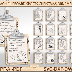 Könnte beinhalten: Weihnachtsschmuck in Form von Klemmbrettern mit sportbezogenen Zitaten für Trainer. Jeder Holzschmuck hat eine silberne Klammer und ein 2025-Etikett. Die Ornamente zeigen Illustrationen von Sportgeräten wie Football, Volleyball und Golfball.