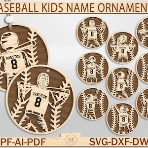Könnte beinhalten: Baseball-Ornamente aus Holz mit dem Text "BASEBALL KIDS NAME ORNAMENTS". Jedes Ornament zeigt eine Baseballspieler-Silhouette mit dem Namen "Preston" und der Nummer "8". Die Ornamente sind rund und haben ein Baseball-Design.