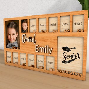 Pode incluir: Moldura de fotos de madeira com 12 slots para fotos para cada n&iacute;vel de ensino desde o Pr&eacute;-K at&eacute; o 11&ordm; ano. A moldura tem o texto "David" e "Emily" nela. O &uacute;ltimo slot tem o texto "Senior 2024" e "GRADUATION".