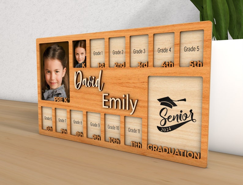 Pode incluir: Moldura de fotos de madeira com 12 slots para fotos para cada n&iacute;vel de ensino desde o Pr&eacute;-K at&eacute; o 11&ordm; ano. A moldura tem o texto "David" e "Emily" nela. O &uacute;ltimo slot tem o texto "Senior 2024" e "GRADUATION".