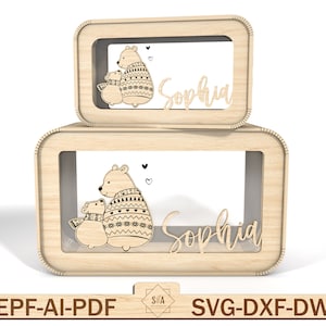 Puede incluir: Dos cajas de madera con un dise&ntilde;o recortado de una madre y un oso beb&eacute; que llevan su&eacute;teres. Las cajas est&aacute;n apiladas una encima de la otra y el nombre "Sophia" est&aacute; escrito en la parte delantera de cada caja.