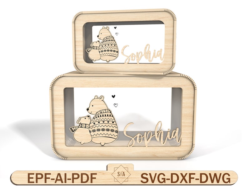Puede incluir: Dos cajas de madera con un dise&ntilde;o recortado de una madre y un oso beb&eacute; que llevan su&eacute;teres. Las cajas est&aacute;n apiladas una encima de la otra y el nombre "Sophia" est&aacute; escrito en la parte delantera de cada caja.
