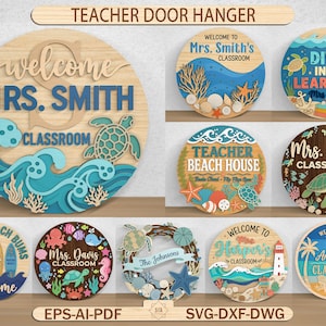 Könnte beinhalten: Eine Sammlung runder Türschilder aus Holz mit Ozean- und Strandmotiven und personalisiertem Text wie Mrs. Smith, Mrs. Davis, The Johnsons und Mrs. Anderson. Die Designs zeigen Meeresschildkröten, Wellen, Korallen und Leuchttürme.