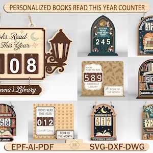 Puede incluir: Una colección de contadores de libros de madera con varios diseños. Cada contador muestra un número que representa los libros leídos, con títulos como "Libros leídos este año" y nombres de bibliotecas personalizados. Los contadores son de varias formas y tamaños.
