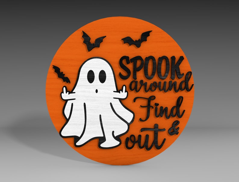 Op de afbeelding: Een rond, oranje houten bord met een witte geest met zwarte ogen en een zwarte mond. De geest steekt zijn middelvinger op. Het bord heeft ook zwarte vleermuizen en de tekst "SPOOK around Find out &" in zwart.