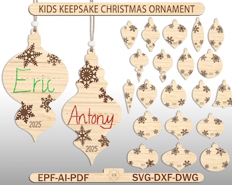 Puede incluir: Adornos navideños de madera con diseños de copos de nieve. Dos adornos están personalizados con los nombres "Eric" y "Antony" y el año "2025". Se muestran formas de adornos adicionales. El texto "KIDS KEEPSAKE CHRISTMAS ORNAMENT" está en la parte superior.