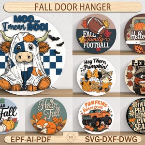 Könnte beinhalten: Eine Sammlung runder Türhänger zum Thema Herbst. Designs umfassen eine Kuh in einem Geisterkostüm, einen Football, Kürbisse, einen Waschbären mit Kaffee, einen Fuchs, einen Monstertruck und religiösen Text. Oben steht "Fall Door Hanger".