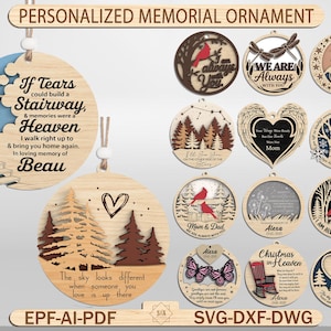Puede incluir: Una colección de adornos conmemorativos personalizados. Los adornos de madera presentan detalles cortados con láser, incluyendo escaleras, árboles, corazones y pájaros. Cada adorno tiene un mensaje o nombre único, adecuado para el recuerdo.