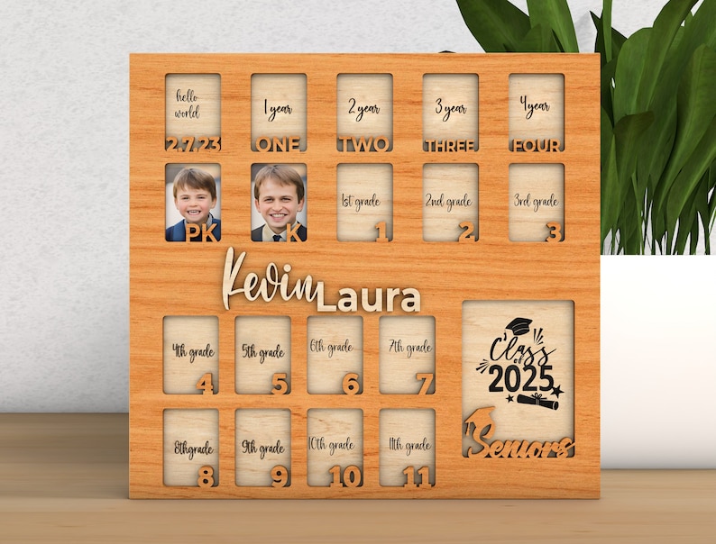 Pode incluir: Um porta-retratos de madeira com 16 slots para fotos, projetado para acompanhar o crescimento de uma crian&ccedil;a do jardim de inf&acirc;ncia ao ensino m&eacute;dio. O porta-retratos tem as palavras "Hello World", "Kevin Laura" e "Class of 2025" impressas nele.