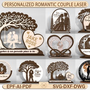Può includere: Una collezione di decorazioni in legno tagliate al laser per coppie romantiche. I disegni includono coppie sotto gli alberi, sulle altalene e all'interno di cornici a forma di cuore. Il testo include nomi e frasi come "Forever" e "Together is our favourite place to be."