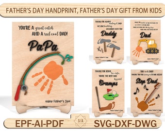 Puede incluir: Cuatro tarjetas del Día del Padre con diseños de huellas de manos. Cada tarjeta presenta un diseño y un título diferentes: "PaPa", "Papá", "Abuelo" y "Padrastro".