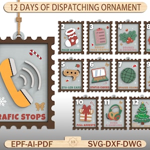 Puede incluir: Un conjunto de adornos navideños de madera con doce diseños de sellos postales. Cada sello representa una escena humorística relacionada con el envío, incluyendo un teléfono, un muñeco de nieve y textos como "Traffic Stops" y "False Alarms". El adorno se cuelga con una cuerda.