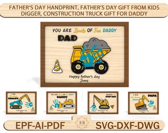 Puede incluir: Un conjunto de cinco archivos de corte digital para un proyecto de manualidades del Día del Padre. Los archivos presentan un camión de construcción amarillo con una huella de mano azul en el lateral. El texto "You are Loads of Fun Daddy" está en la parte superior del diseño. Los otros diseños presentan una huella de mano y un camión de construcción con diferentes textos, como "I Dig My Awesome Gramps" y "Hooked on Step Dad".