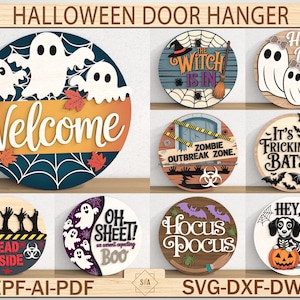 以下が含まれることがあります： ハロウィーンをテーマにした木製ドアハンガーのコレクション。デザインには、幽霊、コウモリ、魔女、ゾンビが含まれます。各丸いサインは、さまざまな色とスタイルで、ユニークなテキストとグラフィックを備えています。上部のバナーには「HALLOWEEN DOOR HANGER」と書かれています。
