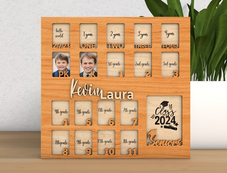 Pode incluir: Um porta-retratos de madeira com 16 slots para fotos, etiquetados com os graus de Pr&eacute;-K a 12&ordm; grau. O quadro tem o texto "Kevin Laura" e "Classe de 2024 Seniors".