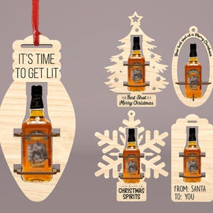 Ornamento portabottiglie per liquore Shooter Svg, file di taglio laser Merry Christmas Svg, regalo di Natale divertente per alcolisti, mini portabottiglie in legno Svg