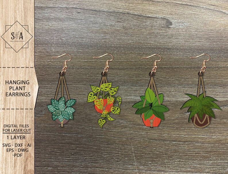 Op de afbeelding: Vier paar lasergesneden houten oorbellen met hangende planten in potten. De planten zijn groen en hebben verschillende bladvormen. De potten zijn bruin, oranje en rood. De oorbellen zijn een leuke en trendy accessoire.