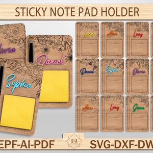 Puede incluir: Un soporte de bloc de notas adhesivas de madera con un diseño floral. El soporte tiene una ranura para un bolígrafo y un espacio para un bloc de notas adhesivas. El soporte está personalizado con los nombres Olivia, Daniel y Sophia.