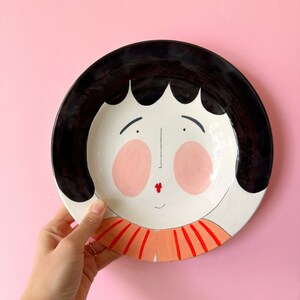 少女 | 手作りの陶器の皿、クールな壁掛け皿、ユニークなサービングプレート、かわいい皿