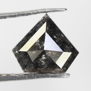 Diamante nero sale e pepe da 0,77 carati, taglio pentagonale a rosa