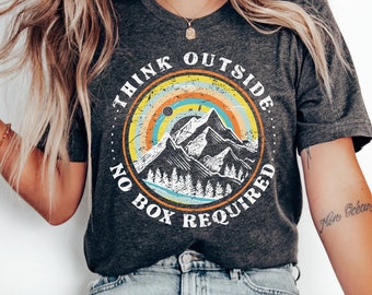 Camiseta con estampado de montaña "Think Outside": Camiseta para senderismo y acampada.