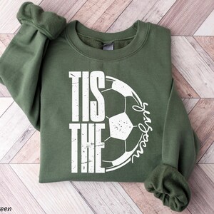 Soccer Season Sweatshirt, Tis The Season Shirt, Game Day Sweater, Soccer Mom Graphic Tee, Match Day T Shirt, Cute Fall Sports Tee afbeelding 3