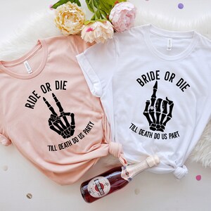 Puede incluir: Taza de cer&aacute;mica blanca con asa negra y la frase "But First, Coffee" en negro. La taza se muestra sobre un fondo borroso, sugiriendo un ambiente acogedor.