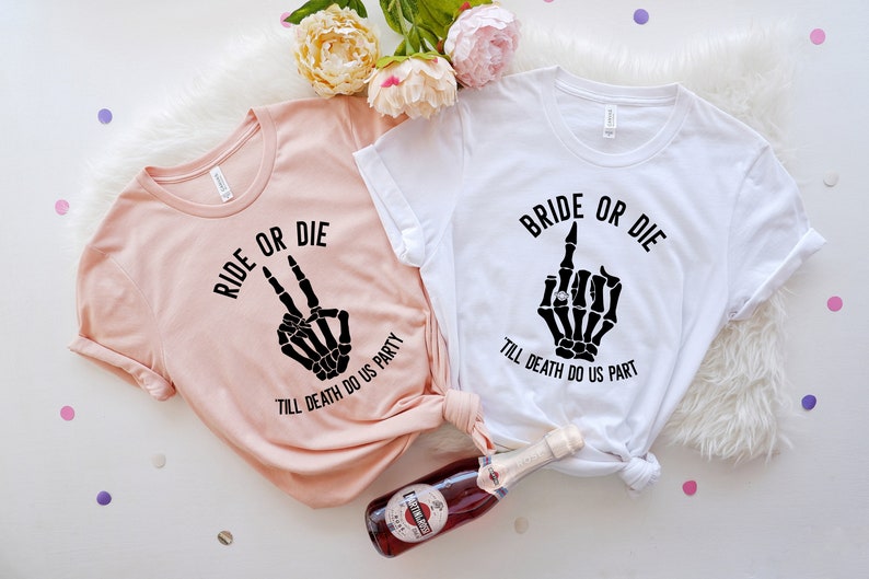 Puede incluir: Taza de cer&aacute;mica blanca con asa negra y la frase "But First, Coffee" en negro. La taza se muestra sobre un fondo borroso, sugiriendo un ambiente acogedor.