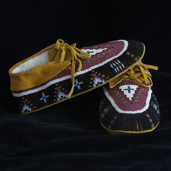 Handgefertigte Perlen Leder Mokassins für Damen. Native American Style Handgefertigte Leder Mokassins