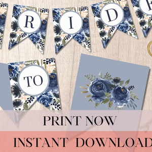 Puede incluir: Bandera floral imprimible azul y blanca con las palabras "Bride to" en un círculo. La bandera es perfecta para una boda o una despedida de soltera.