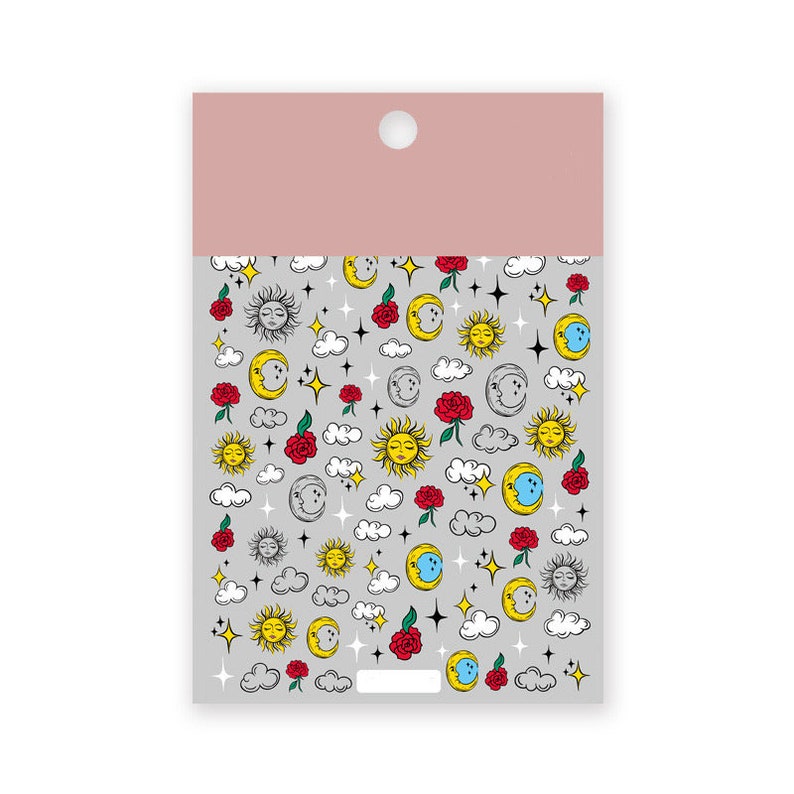K&ouml;nnte beinhalten: Ein Bogen Aufkleber mit einem himmlischen Thema. Die Aufkleber zeigen Illustrationen von Sonne, Mond, Sternen, Wolken und roten Rosen auf grauem Hintergrund. Die Oberseite des Bogens ist rosa mit einem Loch.