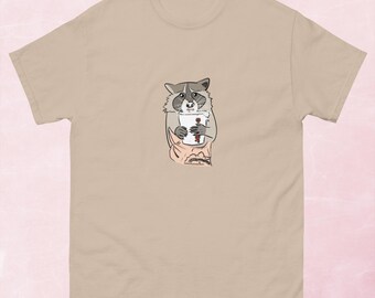 Fred The Raccoon che mangia una deliziosa leccornia T-shirt classica unisex