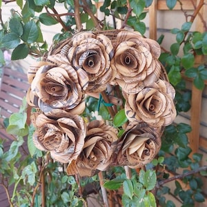 Ghirlanda di rose di carta