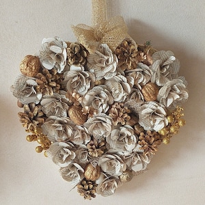 Fuoriporta di rose di carta