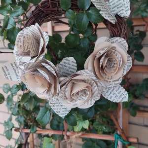 Ghirlanda di fiori di carta e farfalle