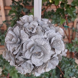 Bouquet rotondo con fiori di carta .