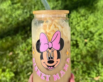 Taza de cristal con pajita de Disney Mama, de Magical Mouse, para café helado, 16 oz y 20 oz, personalizada en la era de Disney Mama.