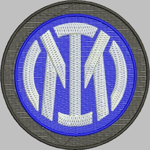 Può includere: Una toppa ricamata blu e bianca con le lettere "MM" in un cerchio.