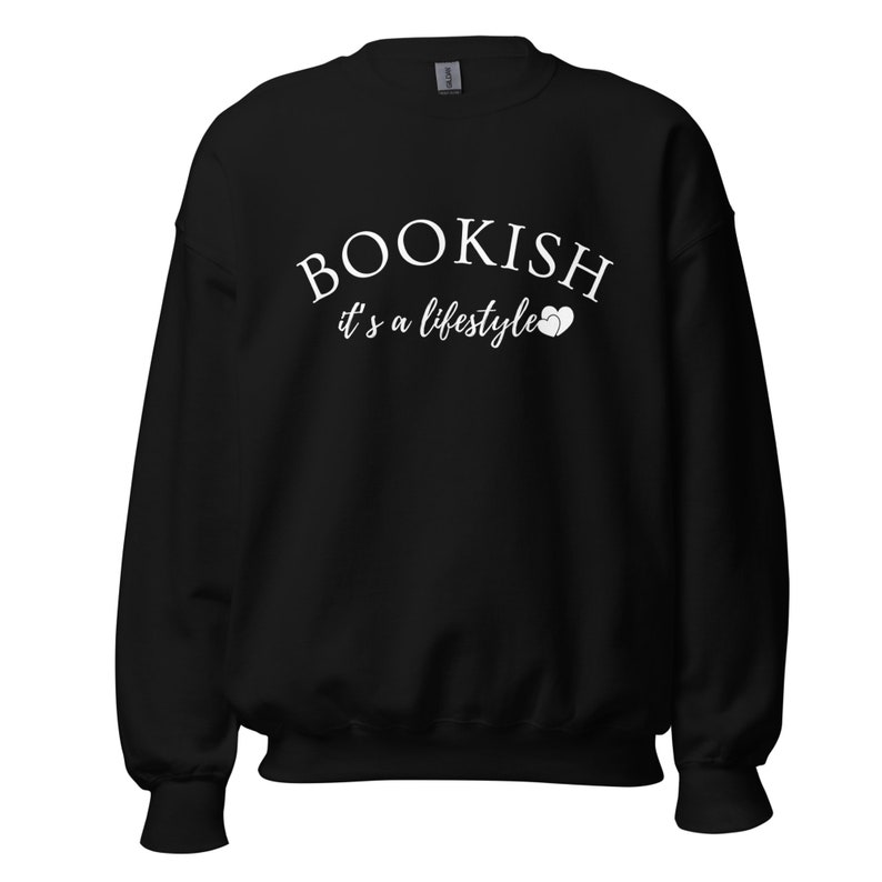 Puede incluir: Sudadera negra con texto blanco que dice "BOOKISH it's a lifestyle" con dos corazones blancos.