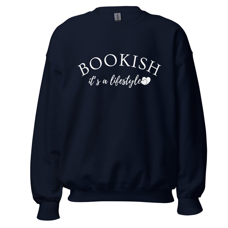 Puede incluir: Sudadera azul marino con texto blanco que dice "BOOKISH it's a lifestyle" con un s&iacute;mbolo de coraz&oacute;n blanco.