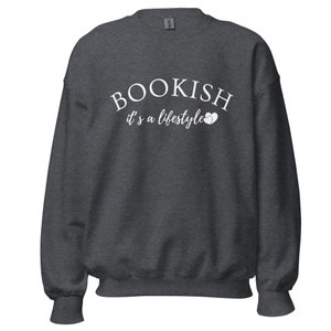 Puede incluir: Sudadera gris oscuro con texto blanco que dice "BOOKISH it's a lifestyle" con dos corazones blancos.