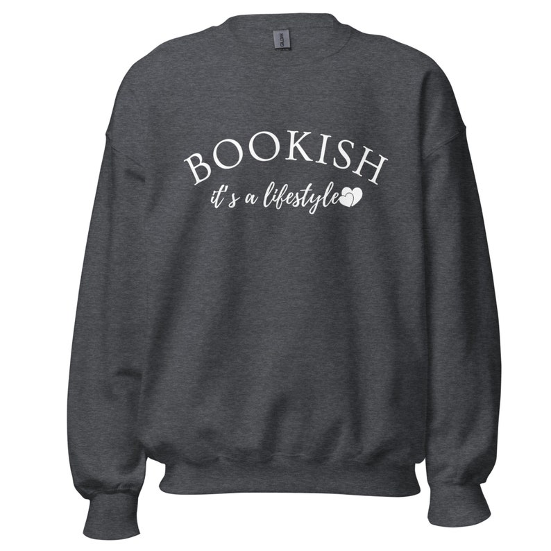 Puede incluir: Sudadera gris oscuro con texto blanco que dice "BOOKISH it's a lifestyle" con dos corazones blancos.